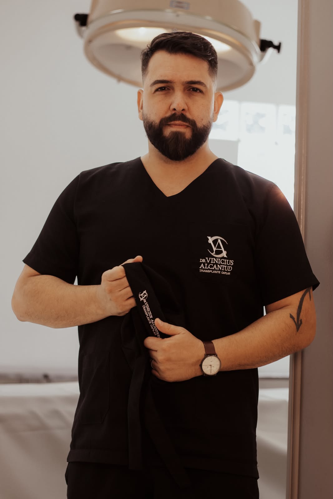 Dr. Vinicius Alcantud, médico com atuação em tricologia e transplante capilar